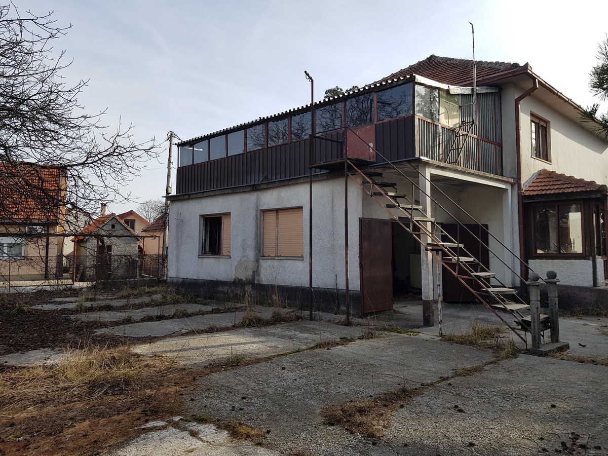 House on a 568 m² Plot next to the Gymnasium, Cetinje